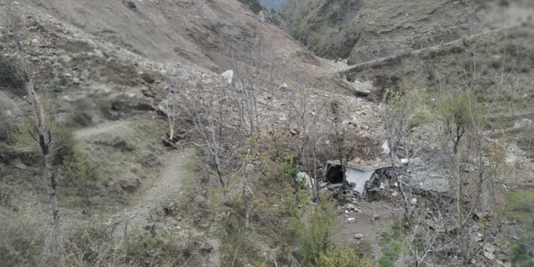 7 families shifted to safer places after massive landslide hits Rajouri village
