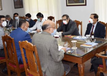 LG Murmu calls for expanding facilities in Kashmir hospitals, 100% coverage of Aarogya Setu app