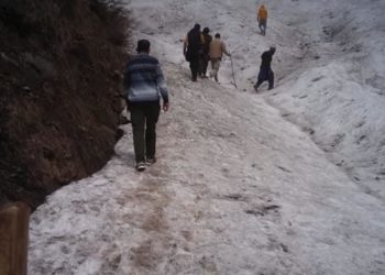 COVID-19: 3 persons die under snow en route home to evade curbs in Banihal
