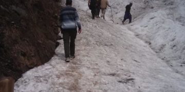 COVID-19: 3 persons die under snow en route home to evade curbs in Banihal