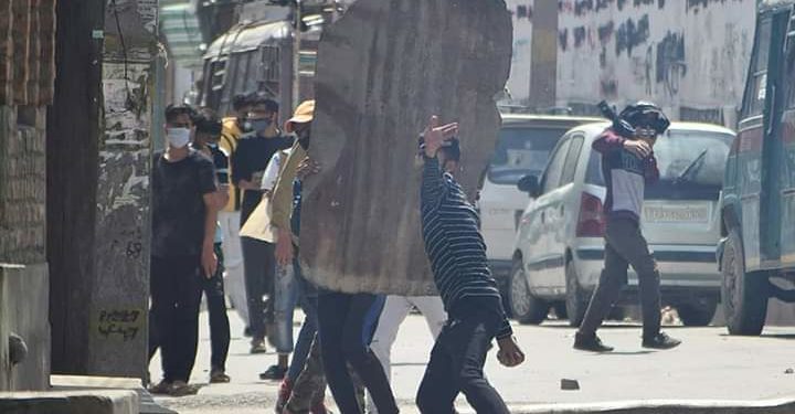 Minor boy suffers pellet injury in eye in Pulwama clashes