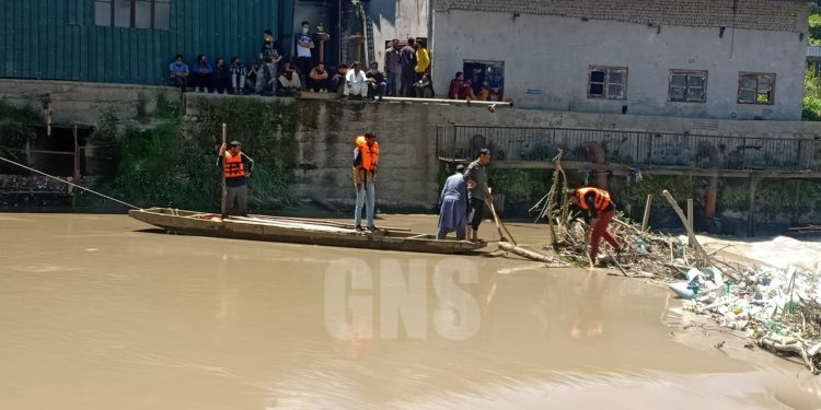 Day 3, Searches continue to trace out the Budgam man, as family fears Drowning