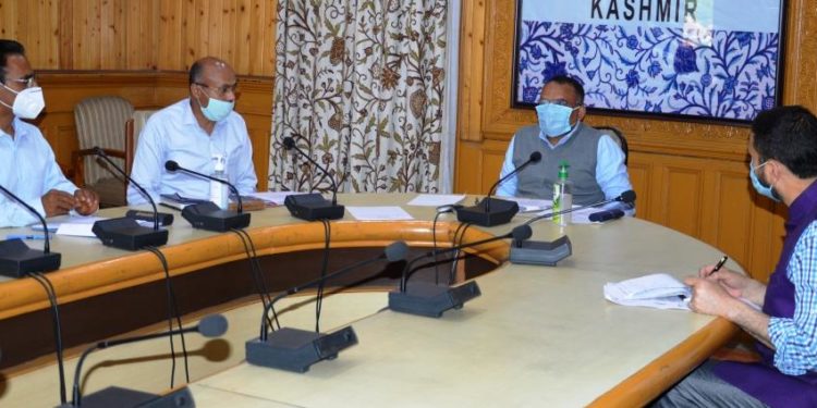 Div com reviews the progress of work on Srinagar-Baramulla Highway
