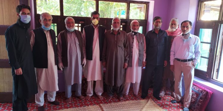 SEOU Kupwara visits bereaved family of Tanveer-ul-Ahad