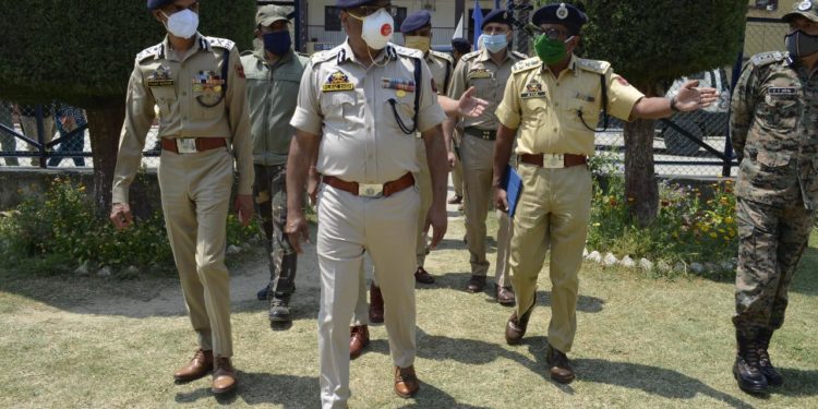 DGP J&K reviews Security in Pulwama and Shopian. Pays tribute to HC Kale Sunil of Crpf