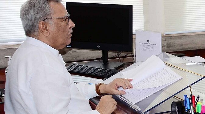 Advisor Farooq Khan sanctions Rs 3 cr financial assistance in favour of construction workers, dependents