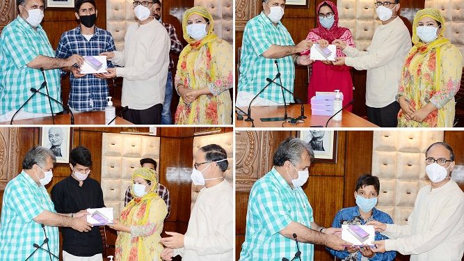 Dr Samoon distributes prizes among winners of Yoga ASANAS competition