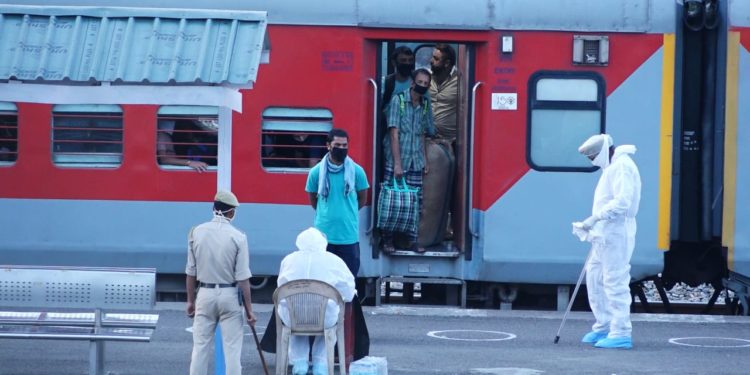 COVID-19: Govt evacuates 1,80,840 stranded JK residents; 1,22,860 via Lakhanpur, 57,980 through special trains