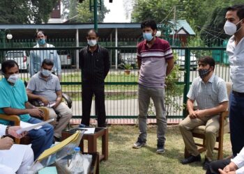 Advisor Khan stresses on timely resolution of public grievances