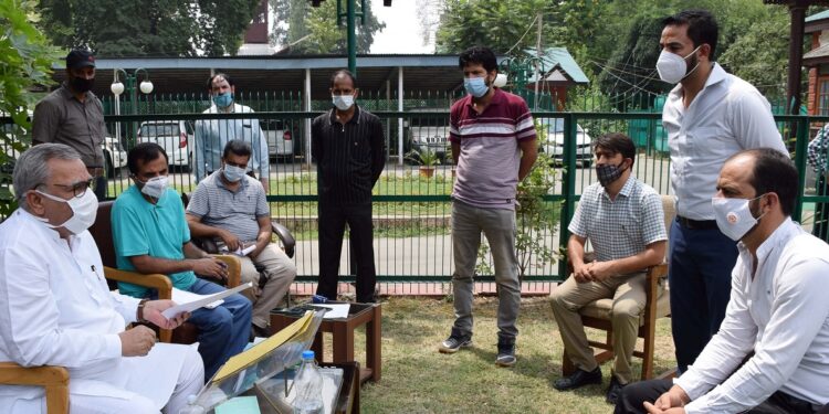 Advisor Khan stresses on timely resolution of public grievances