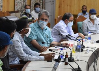 Asgar Samoon visits Kupwara, reviews functioning of Education Department