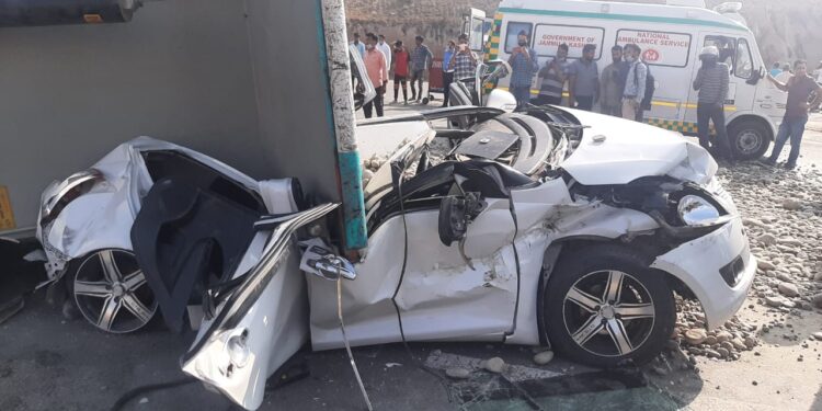 2 persons killed, 2 injured in accident on highway near Pampore