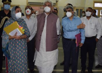 Lt Governor Sinha visits SMHS Hospital, takes stock of COVID, Non-COVID facilities