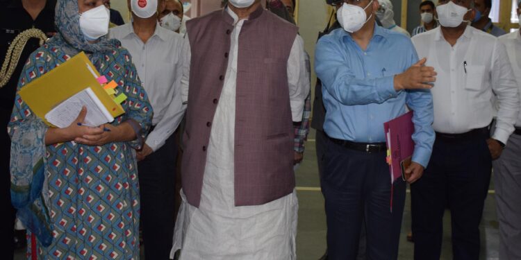 Lt Governor Sinha visits SMHS Hospital, takes stock of COVID, Non-COVID facilities