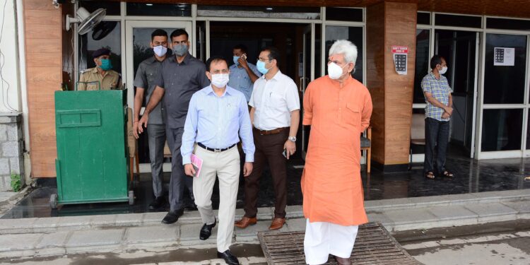 Lt Governor Sinha pays surprise visit to Civil Secretariat; takes stock of the working in the offices of various departments