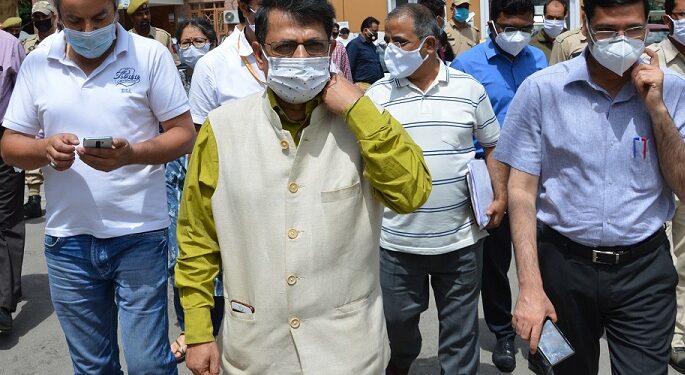 Nodal Officer COVID-19 UTs of J&K, Ladakh visits Budgam; reviews virus containment measures