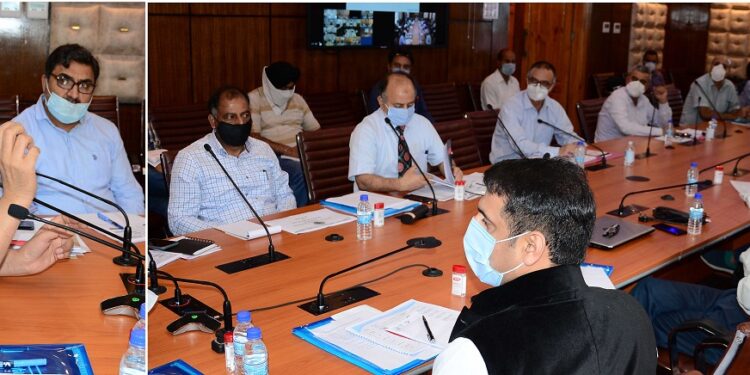 Rohit Kansal reviews implementation of CSSs in Kashmir Division