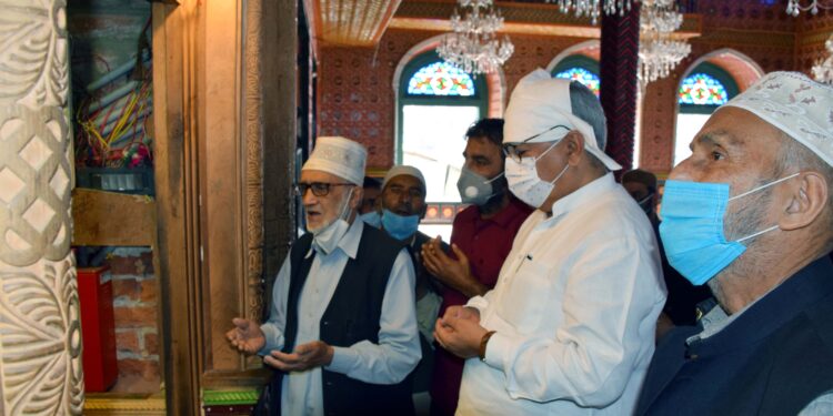 Advisor Khan reviews Urs arrangements at Makhdoom Sahib (RA) Shrine