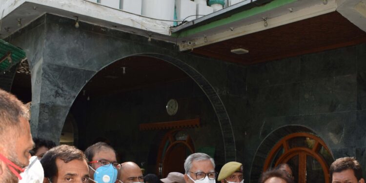 Advisor Khan takes stock of facilities for devotees at several Srinagar shrines