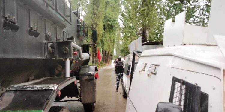 Militants attack security forces in Chadoora, 01 CRPF trooper injured, rifle snatched