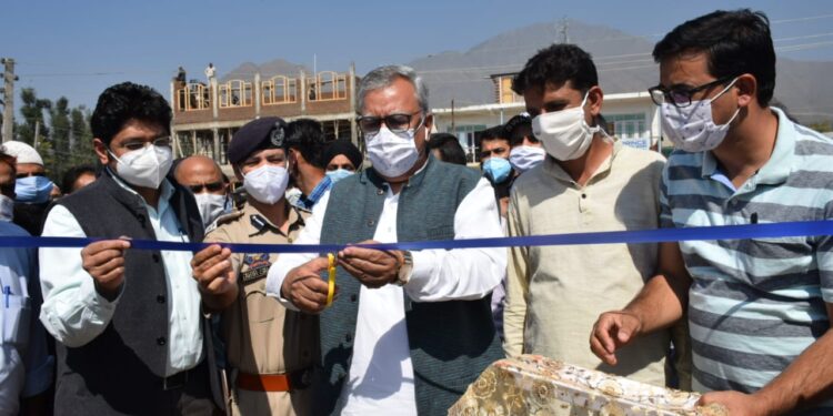 B2V3;Advisor Farooq Khan visits Chandhara, Barsoo Panchayats in Pampore, Awantipora