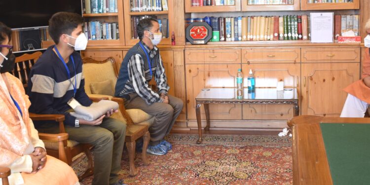 Lt Governor meets NEET topper,Applauds efforts of young NEET qualifiers from the UT