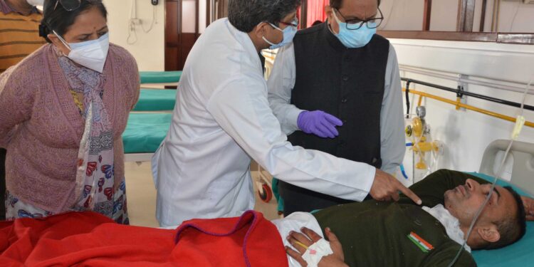 Advisor Bhatnagar meets injured JKP Personnels at GMC Jammu