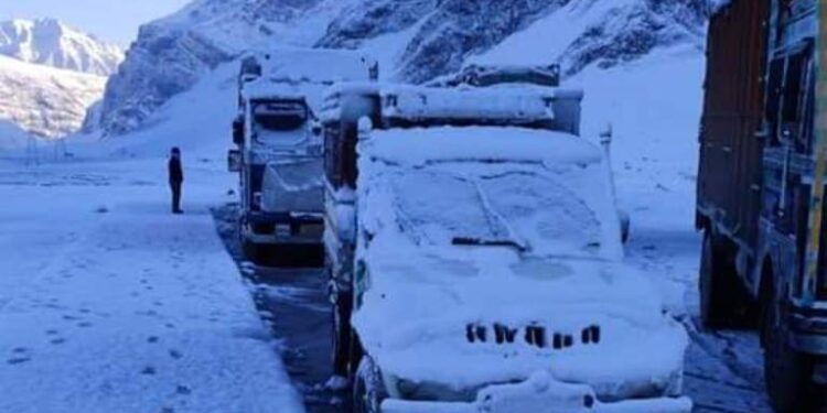 Mughal Road closed amid snowfall