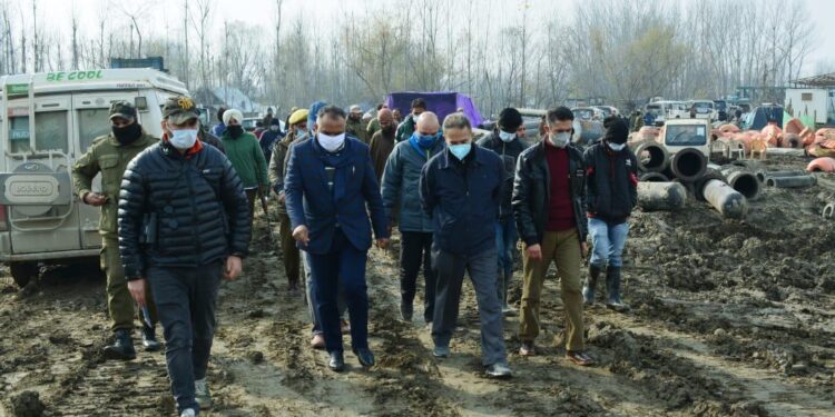 Div Com Kashmir visits B’pora, inspects Wular Lake conservation works