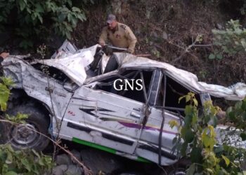 3 persons injured as cab goes into gorge on highway near Digdol