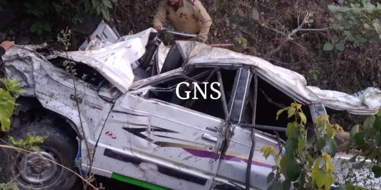 3 persons injured as cab goes into gorge on highway near Digdol