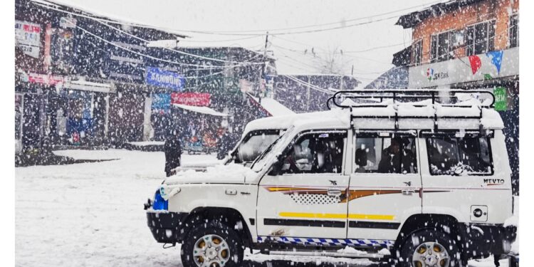 Heavy Snowfall: Jammu-Srinagar Highway To Remain Closed Tomorrow: Admin