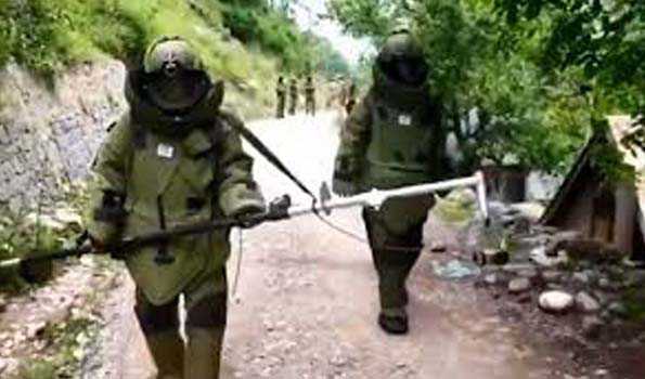 Suspicious-looking Box Found at Poutkhah in Sopore; Traffic Halted, BDS On Way