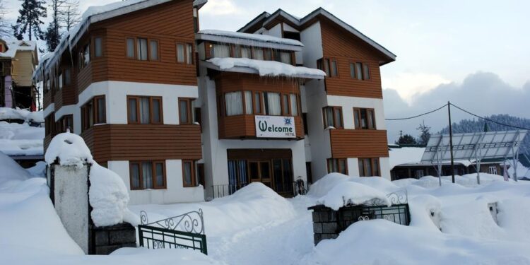 Baramulla Admin Asks Hoteliers To Extend Stay Of Tourists Till Weather Improves