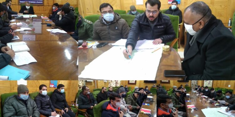 Div Com visits Shopian takes first hand appraisal of post snow situation