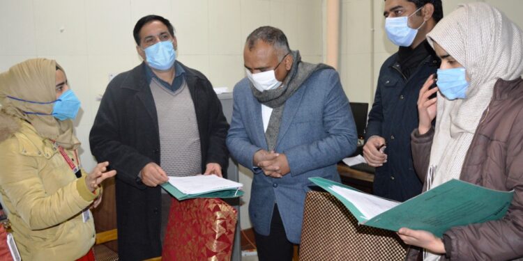 Div Com conducts City tour; Takes stock of snow clearance, functioning of hospitals