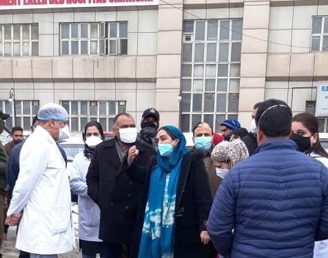 Div Com visits Srinagar hospitals to take stock of healthcare functioning during snowfall