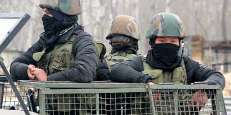 Militnts attack security forces in Kulgam, 02 army soldiers injured