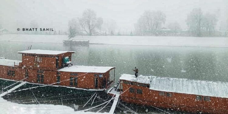 Weatherman says snowfall to continue till late evening or early tomorrow