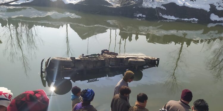 2 persons injured as load carrier rolls into Jhelum In Hajin