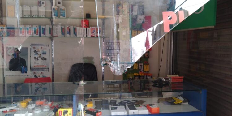 Burglars Decamp With Mobile Phones, Accessories Worth Lacs from Shop in Kunzar Tangmarg; ‘Police Inaction’ Alleged