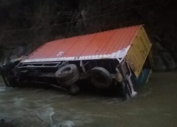 2 persons missing, another injured as truck falls in Nallah in Ramban