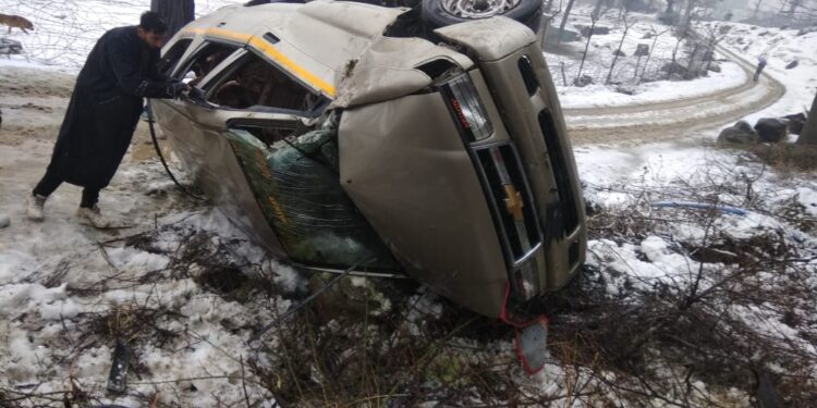 Three injured as vehicle Overturns in Boniyar