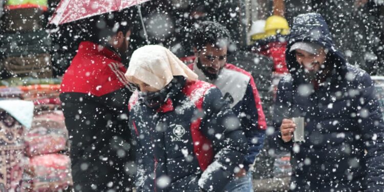 Snow batters Kashmir again, sparks traffic chaos