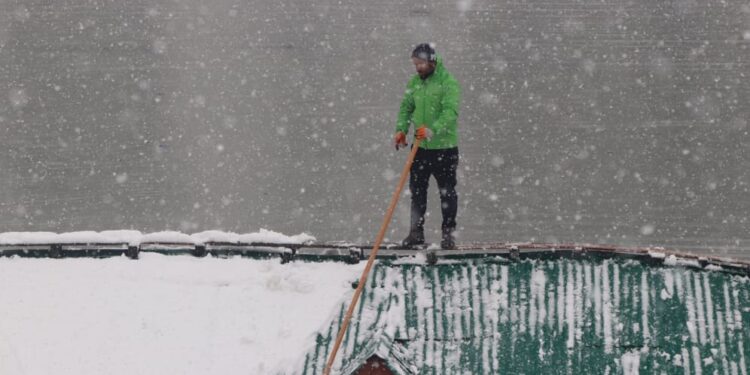 Pahalgam, Gulmarg Freeze As Mercury Increases Elsewhere In Kashmir