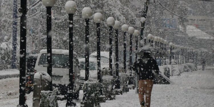 Major Snowfall Brings Travel, Power Disruptions In Kashmir
