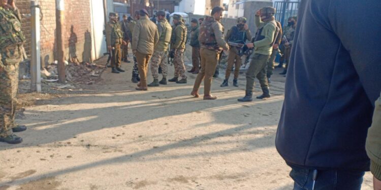 Militants Attack CRPF Party In Chanapora, Trooper Hurt