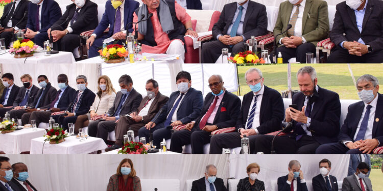 LG Interacts Foreign Envoys In Jammu