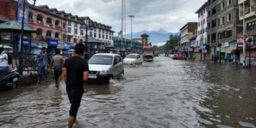 Downpour pummels Kashmir; snowfall in Gulmarg, Ramban