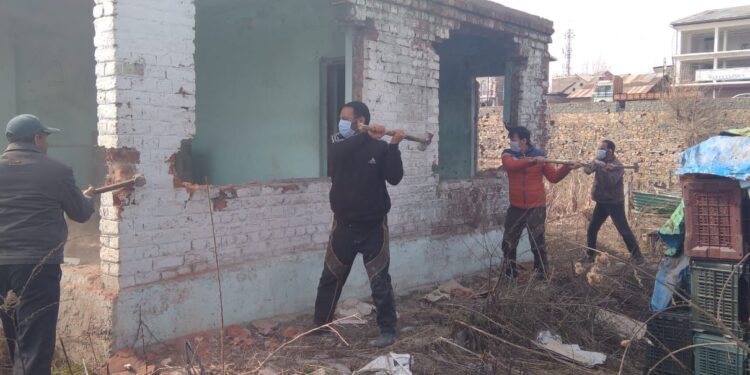 LAWDA conducts demolition drive in Srinagar areas